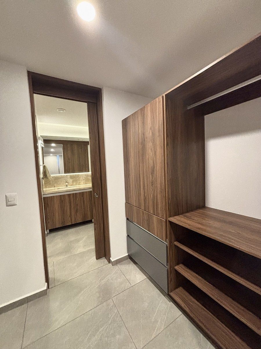 22 de 44: Espacioso Vestidor.
