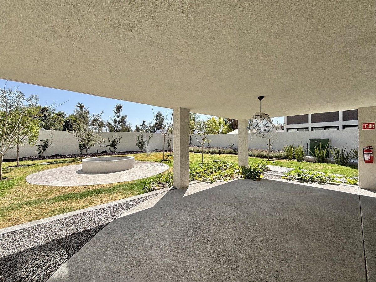 39 of 45: Área de asadores y fogatero .