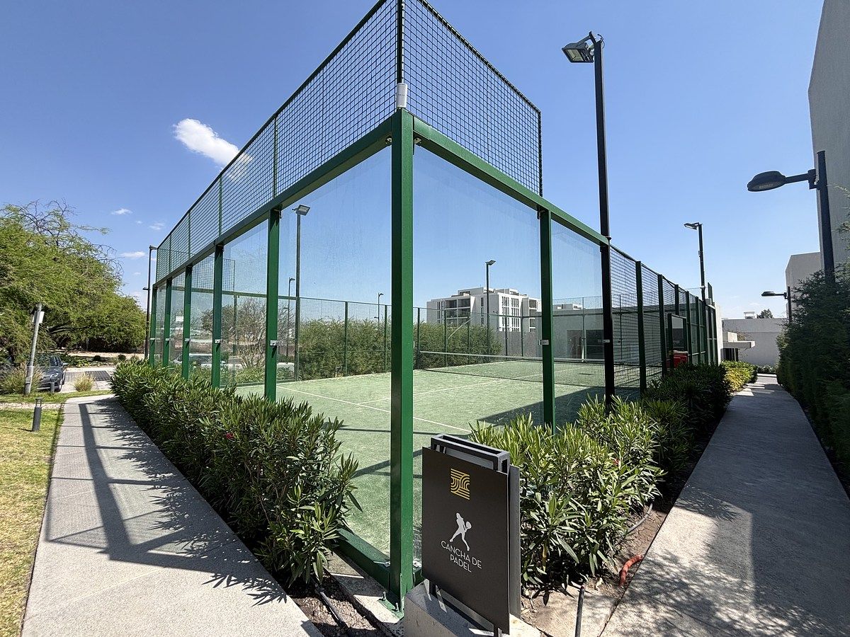 41 of 45: Mañanas de diversión con los amigos en la cancha de paddel .