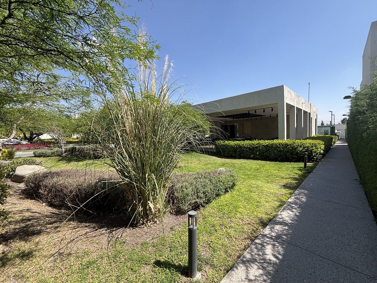 37 of 45: Alberca techada