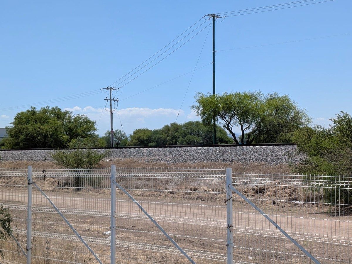 14 of 15: A un costado de las vías del tren