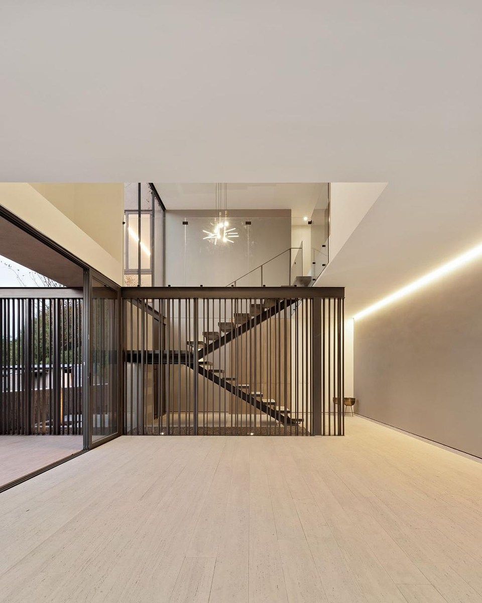 11 of 29: Escaleras a Segundo Piso