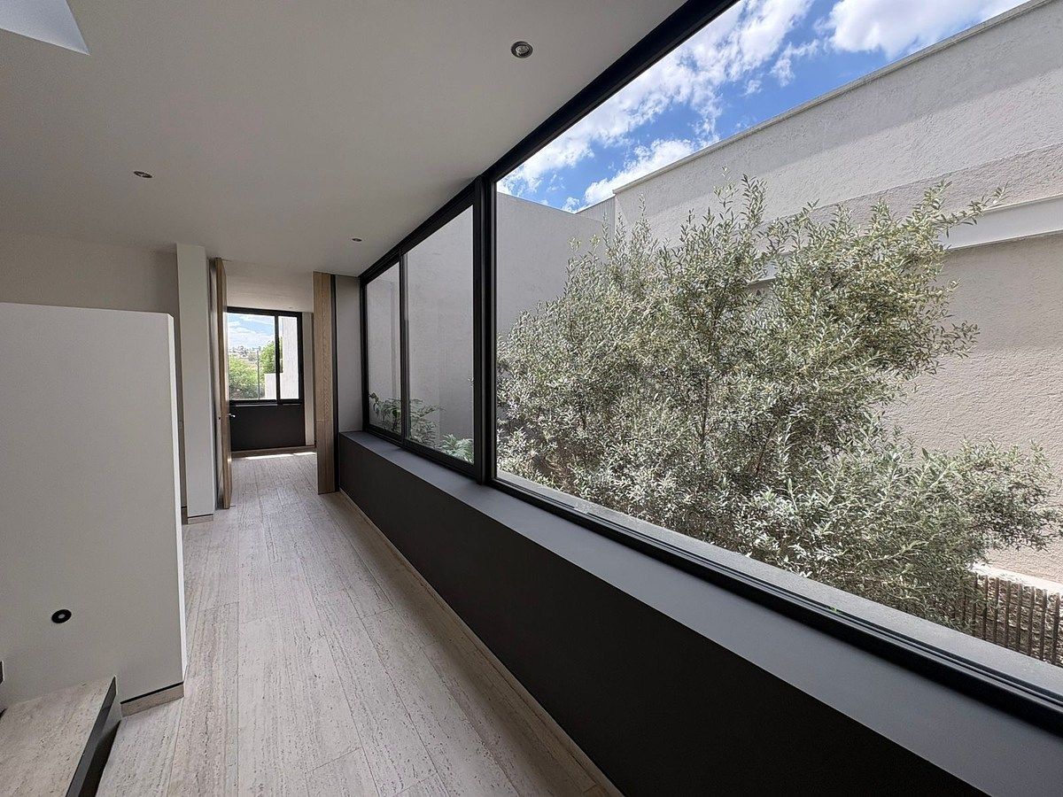 12 of 28: Pasillo a Recámara Principal