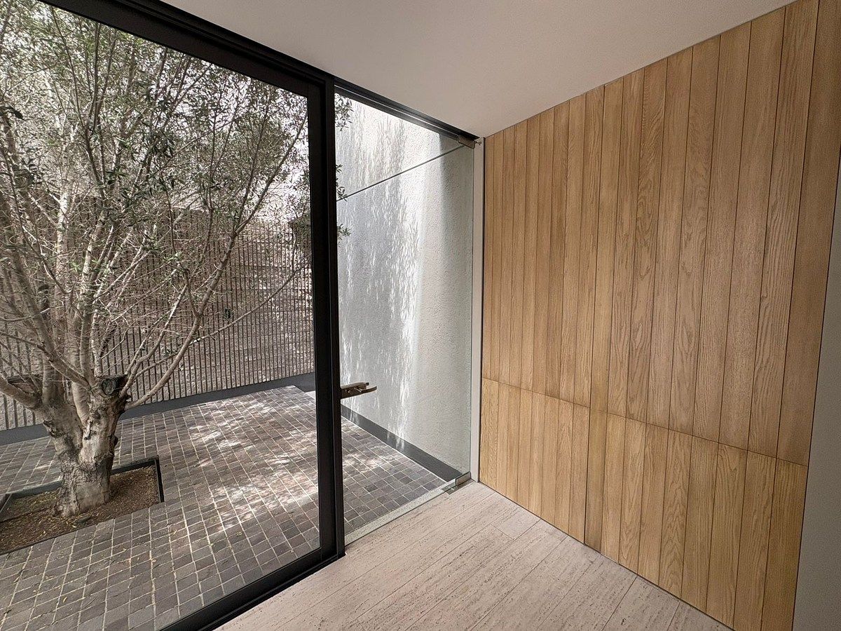 8 of 28: Estudio y Baño Completo ocultos