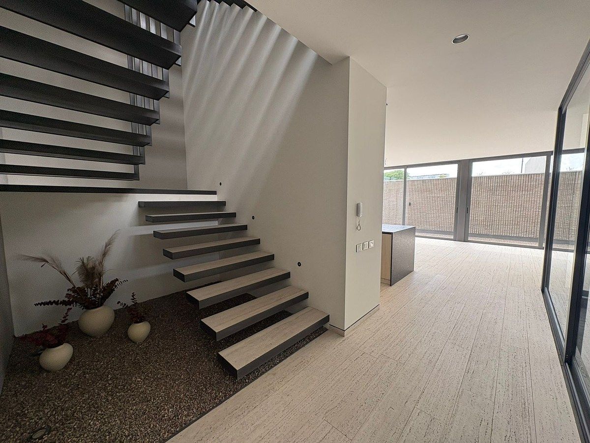 11 of 28: Escaleras al Segundo Piso