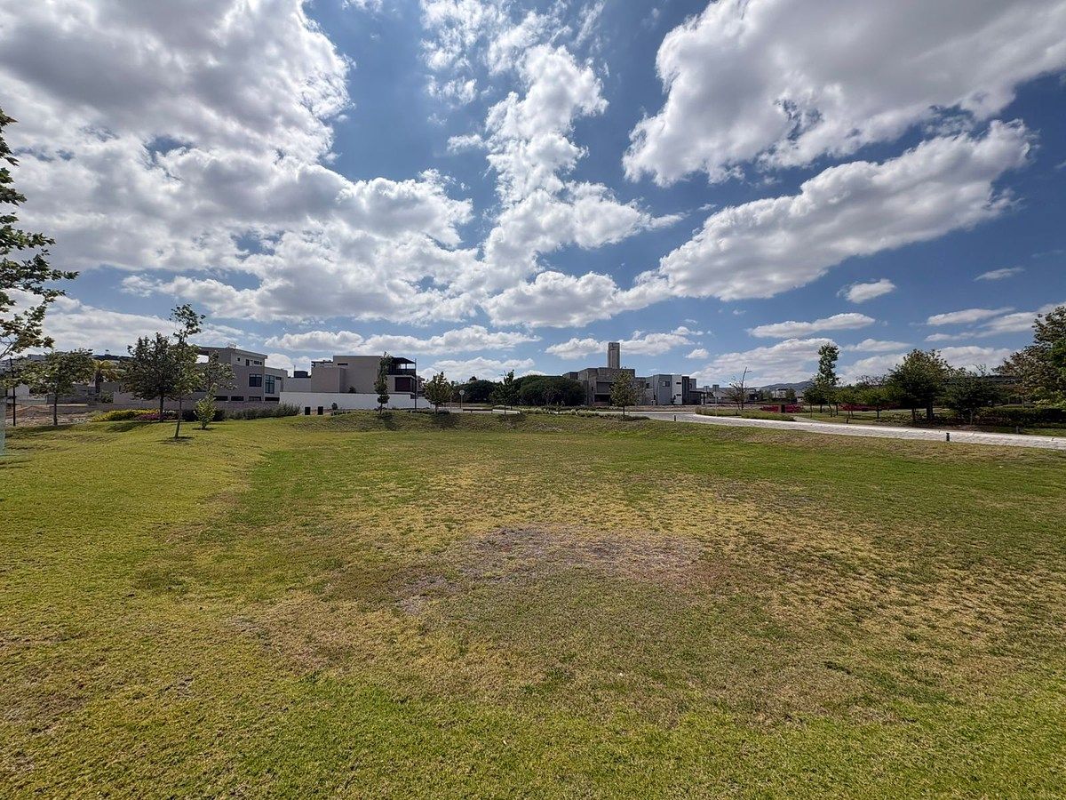 24 of 28: Áreas Verdes