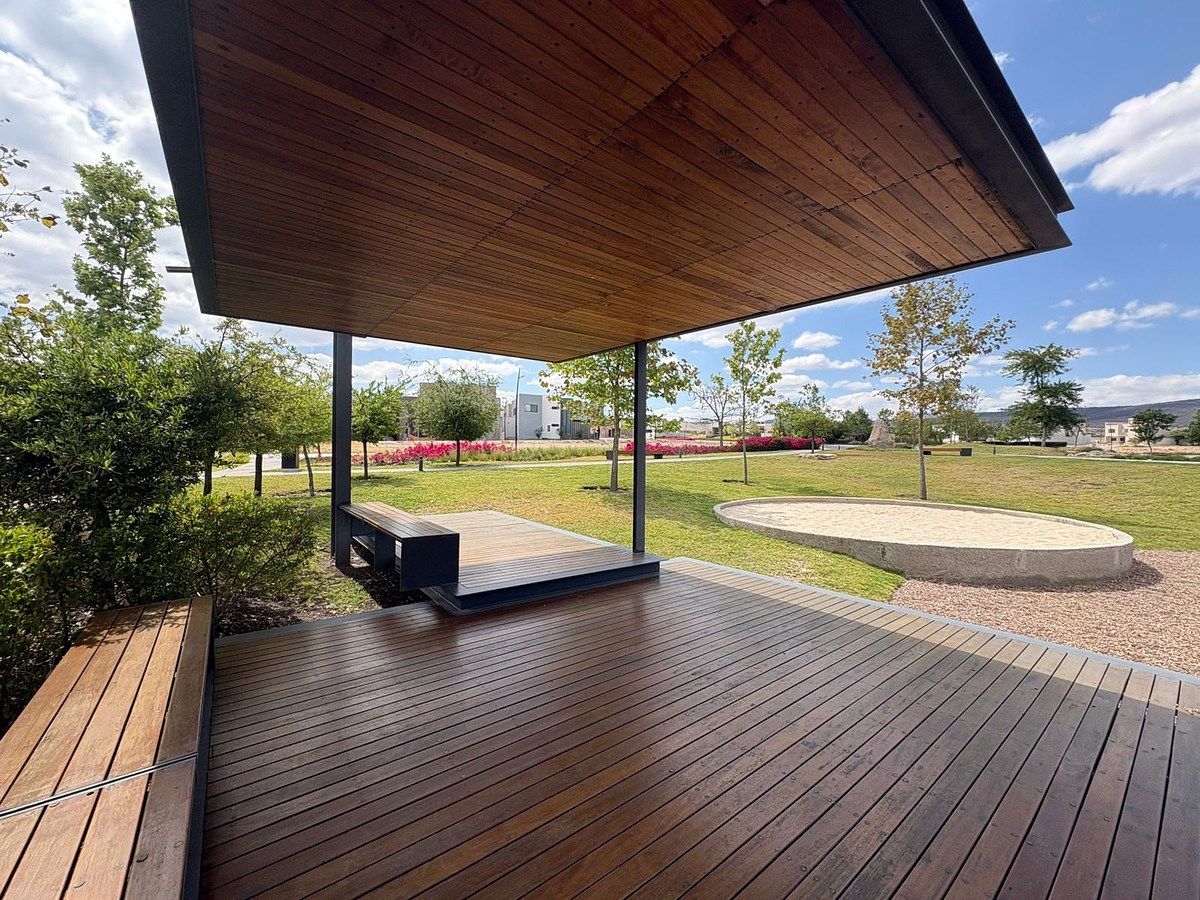 26 of 28: Área de Convivencia