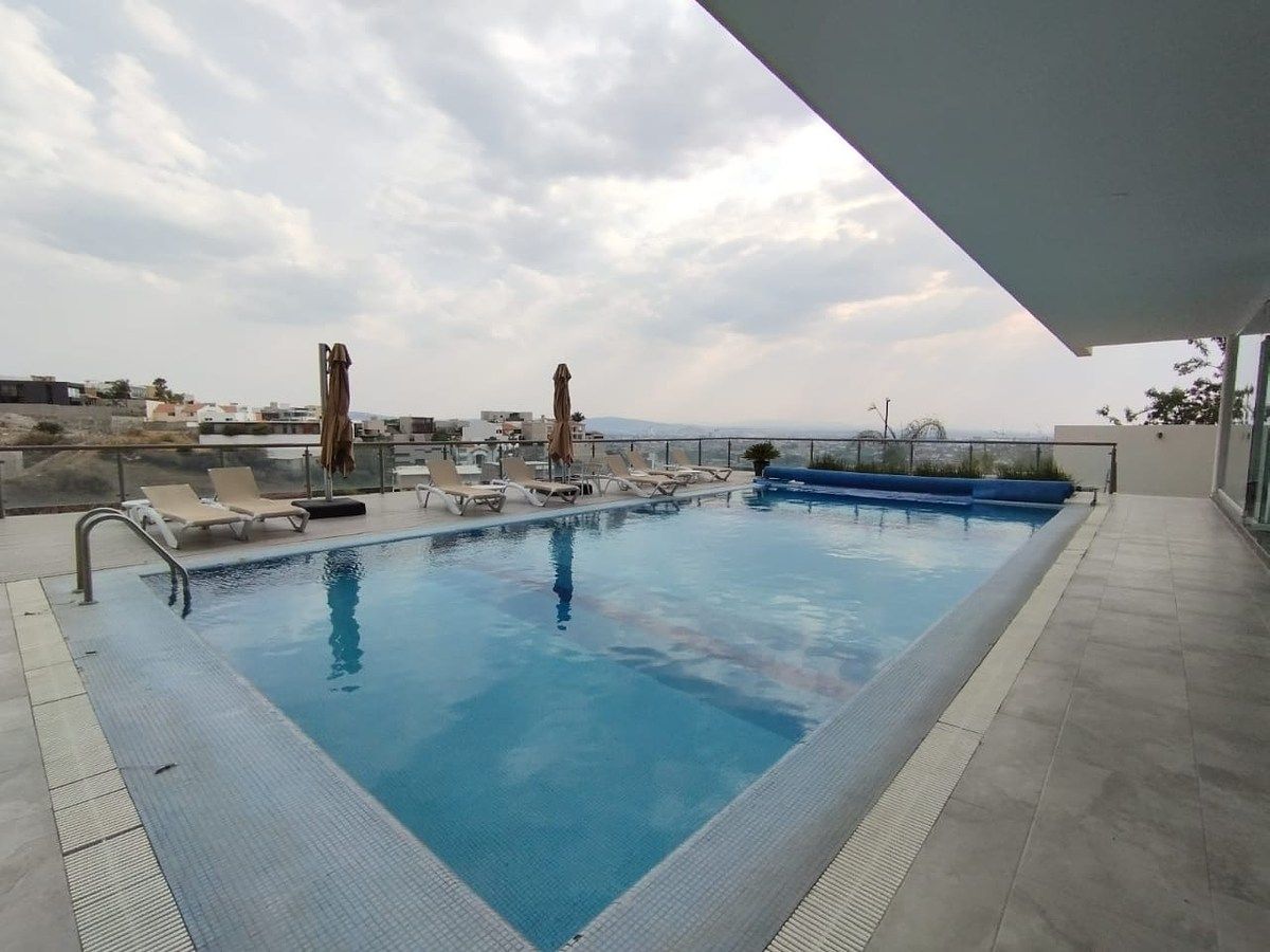 23 of 30: Alberca al aire libre