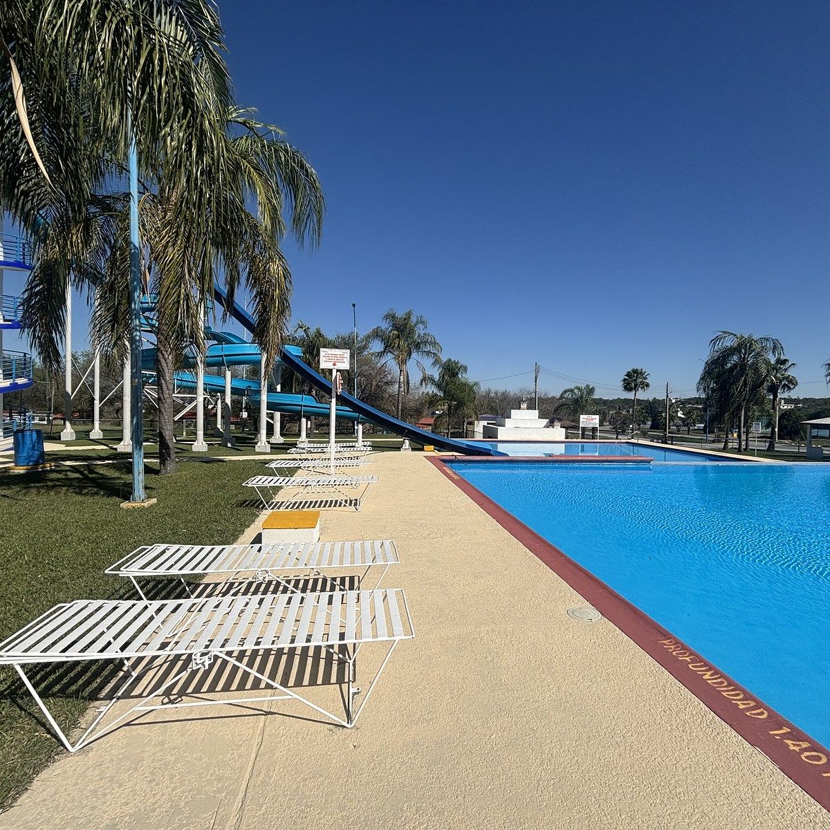 6 of 32: Tobogan Alberca