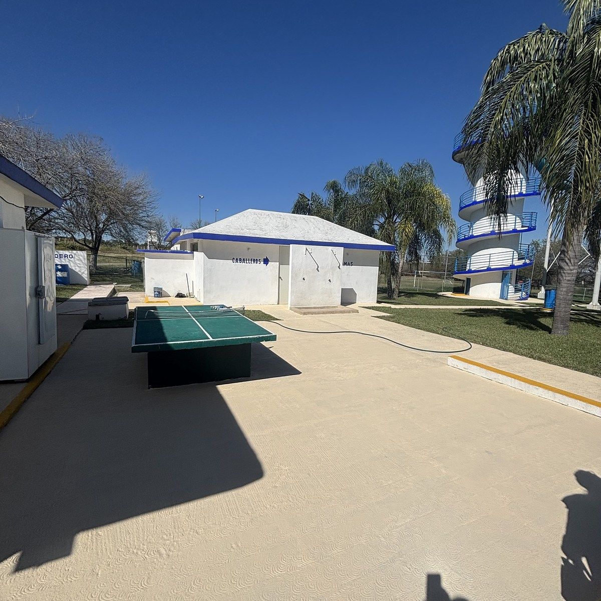 8 of 32: Pinpong  y Baños alberca