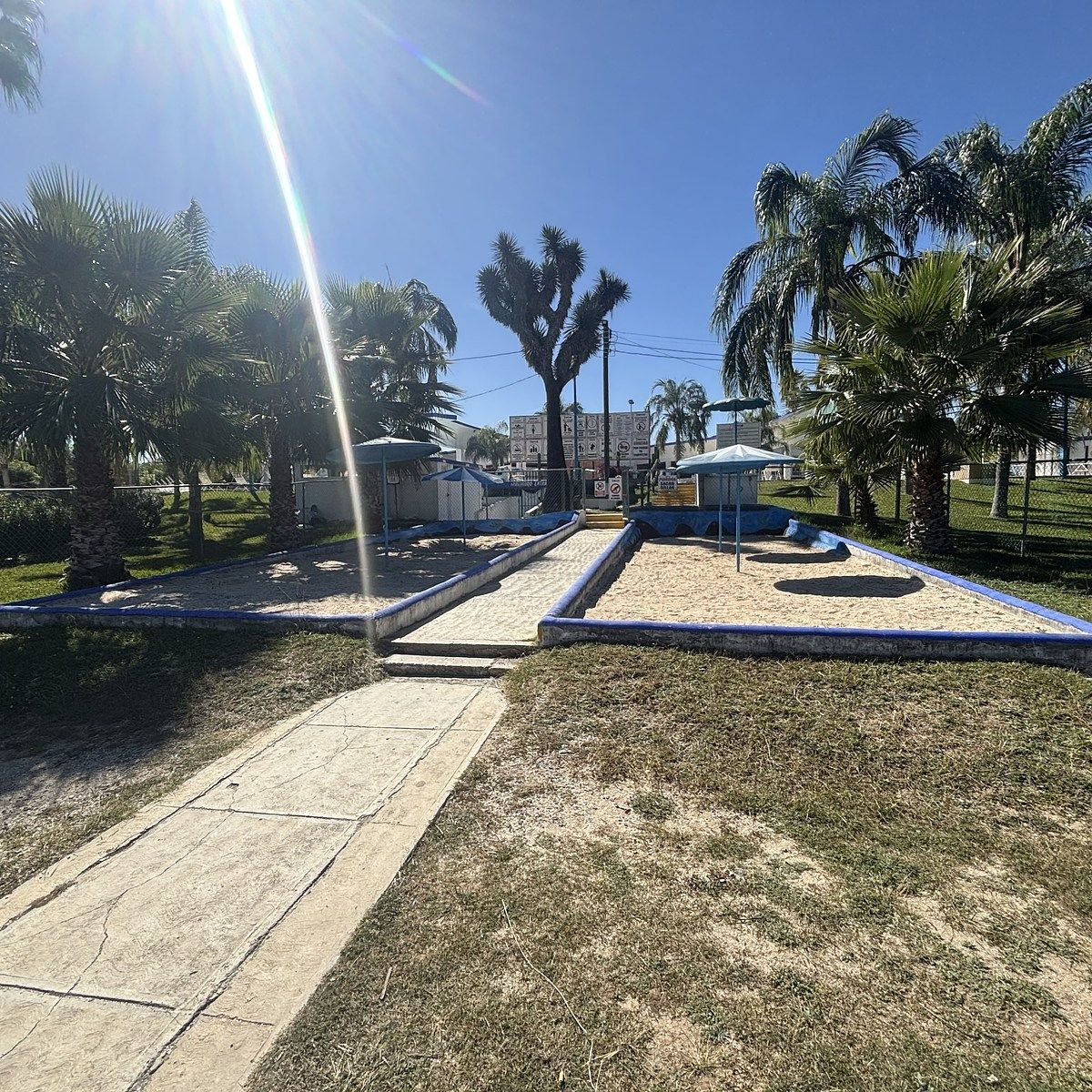 11 of 32: Arenero para niiños