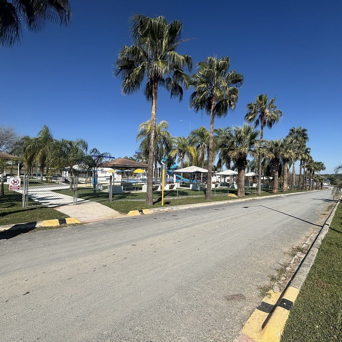 13 of 32: Alberca con palapas y mesas