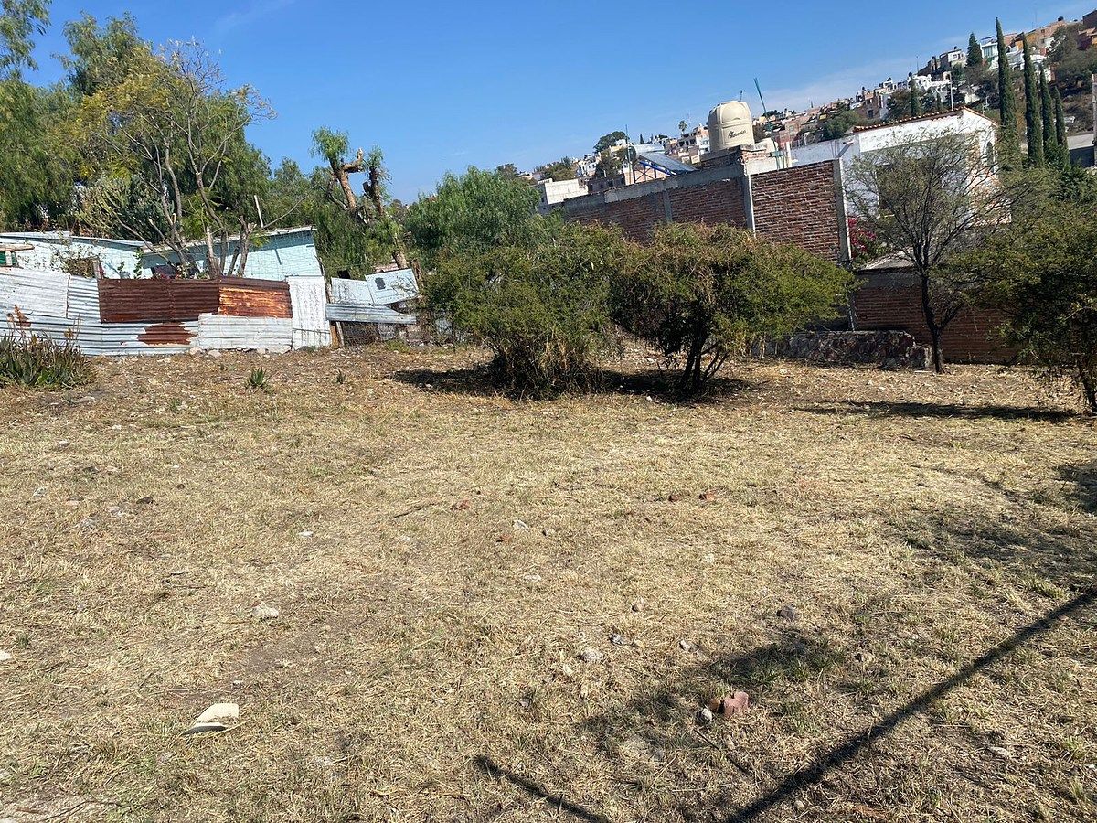 2 of 8: terreno de 803  m2 Espacio para varios proyectos.