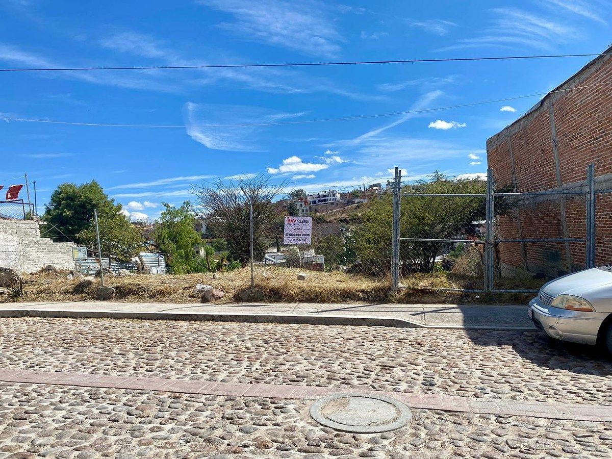 1 of 8: Con 20 m2 de frente. dando visibilidad.