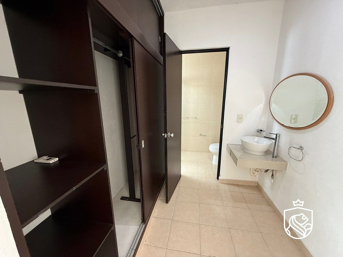 16 de 25: Clóset vestidor principal