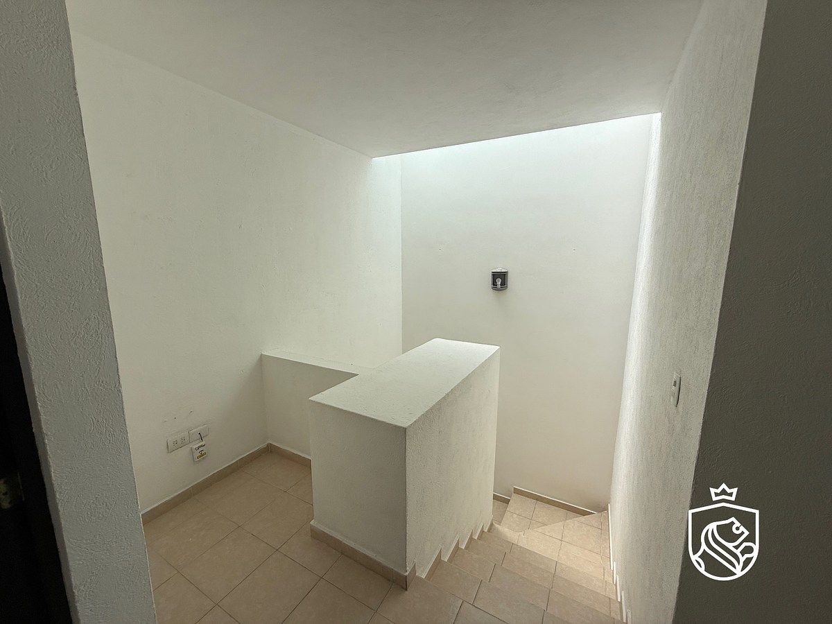 21 de 25: Cubo escaleras