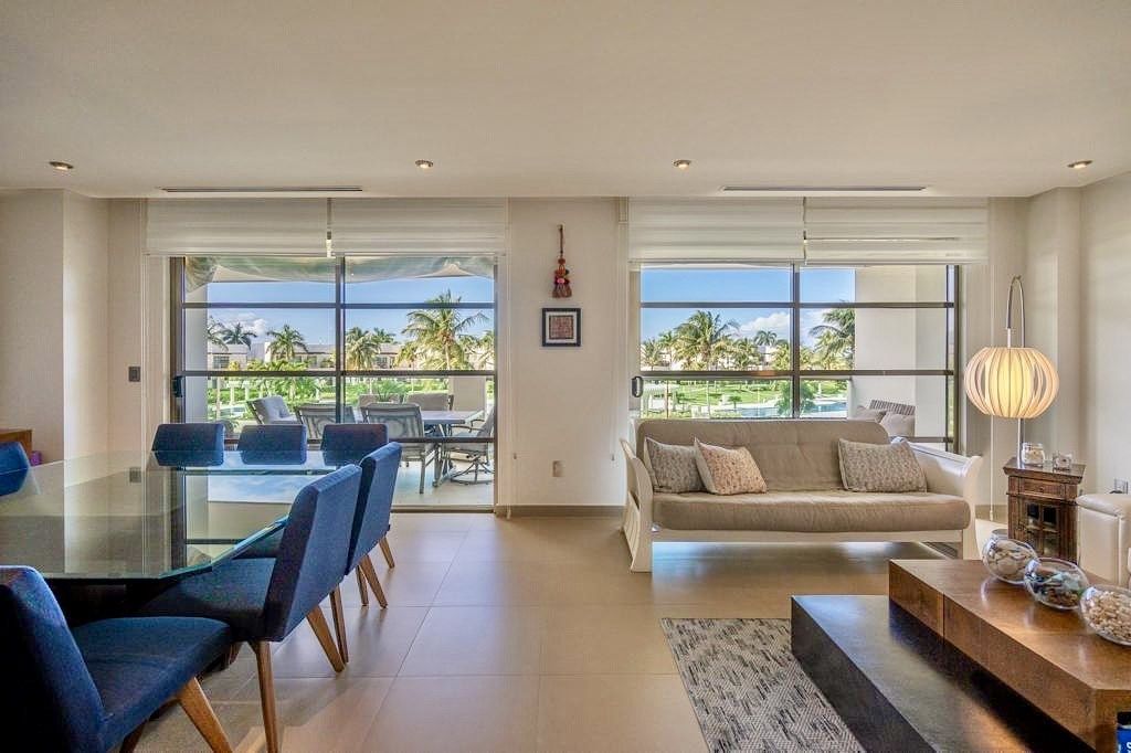 1 of 14: Sala y comedor con acceso a la terraza