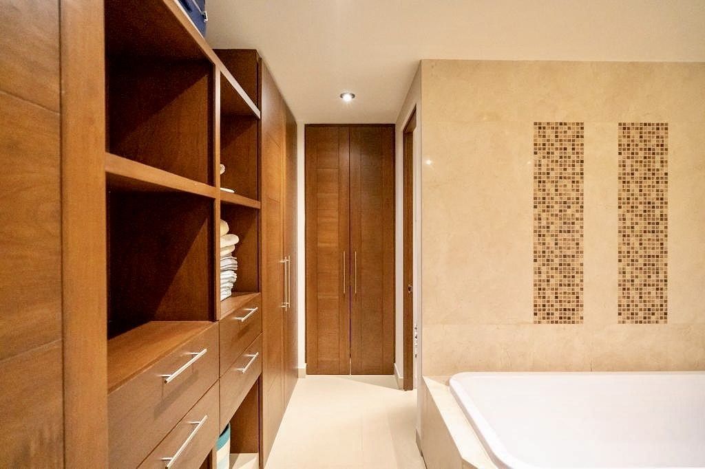 8 of 14: Baño con walk-in closet