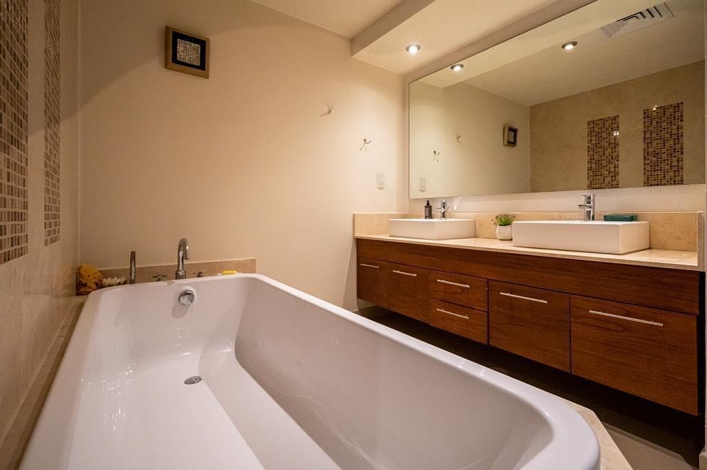 9 of 14: Baño de la recámara principal