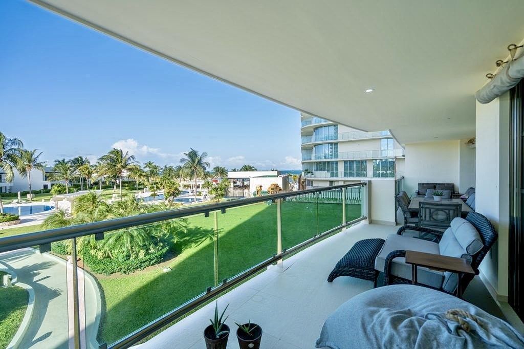 13 of 14: Terraza con vista a las áreas verdes