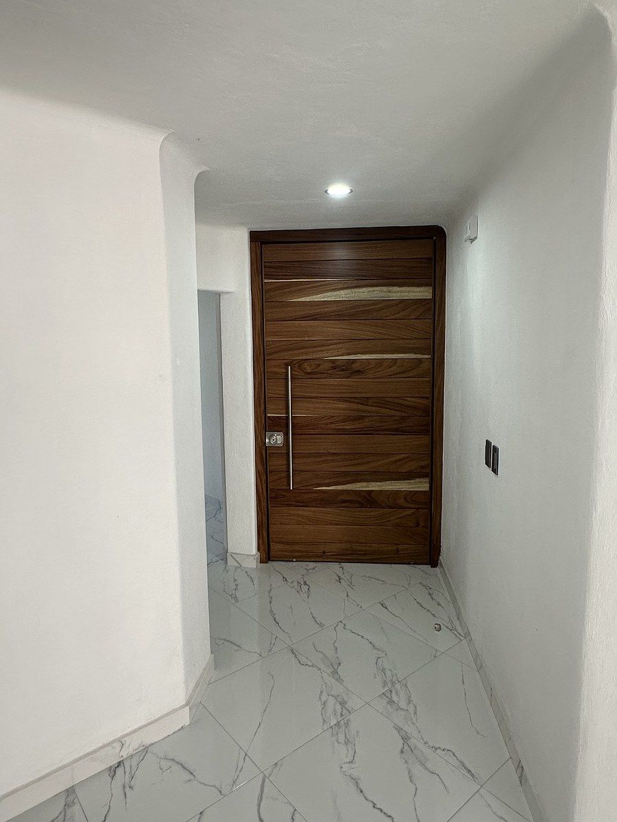 3 of 40: Puerta principal desde dentro de la casa