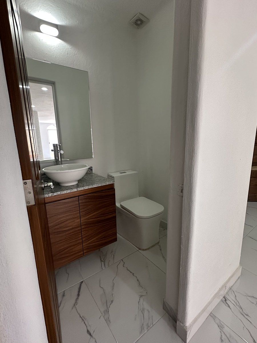 6 of 40: Medio baño planta baja