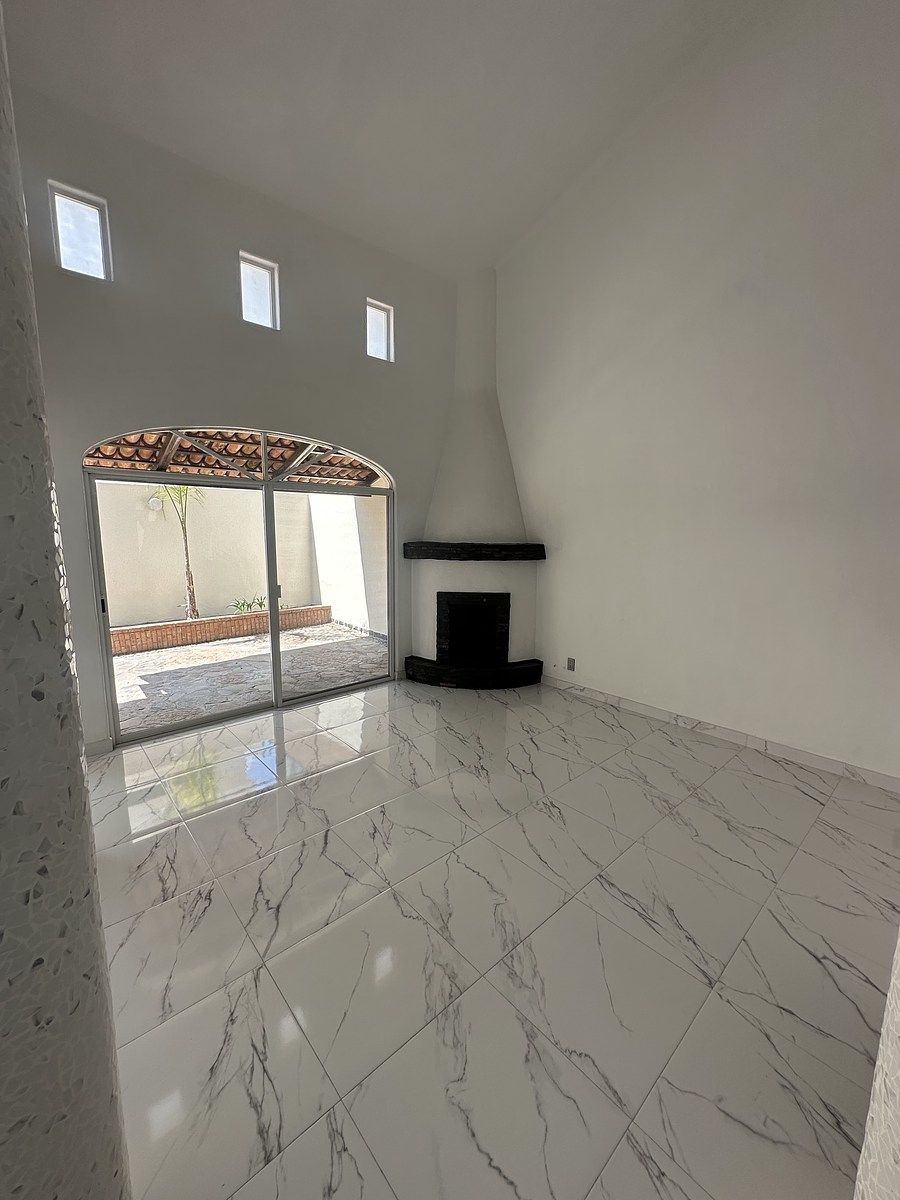 12 of 40: Sala doble altura