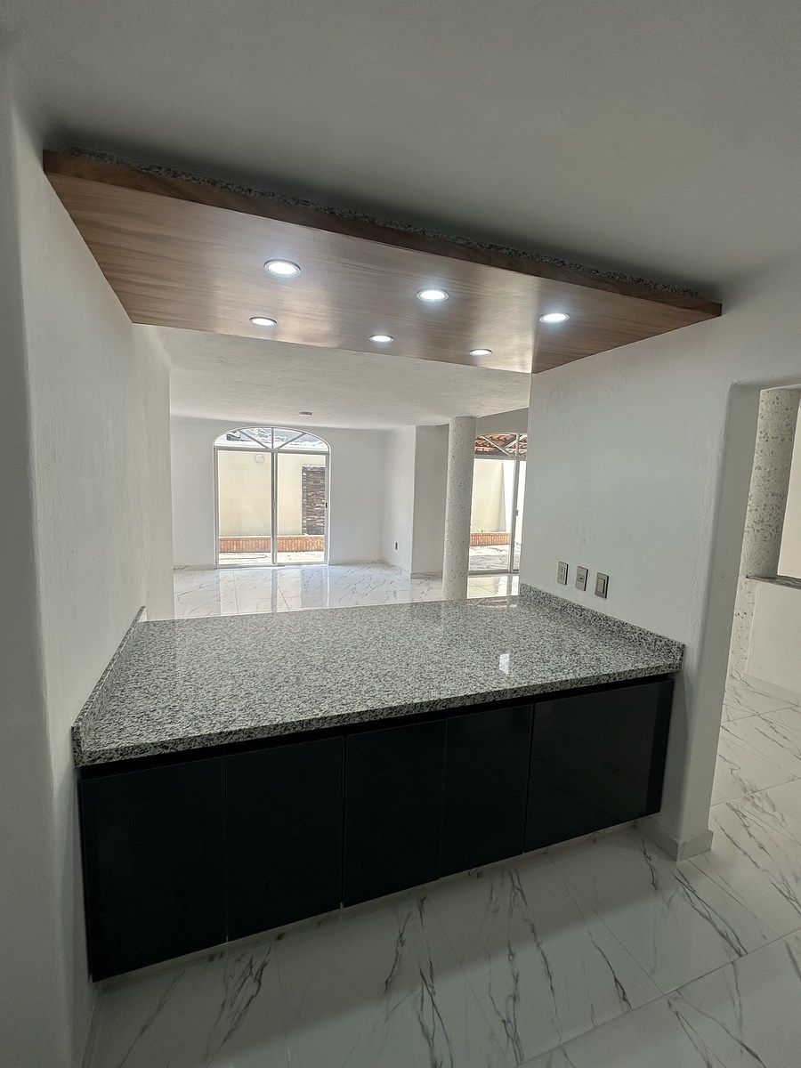 9 of 40: Cocina con barra