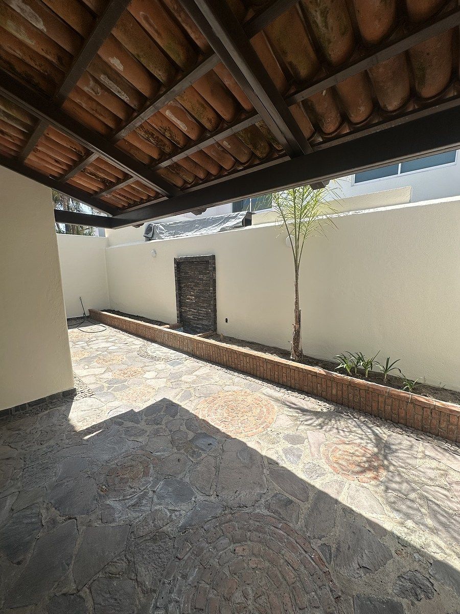 15 of 40: Terraza semi techada