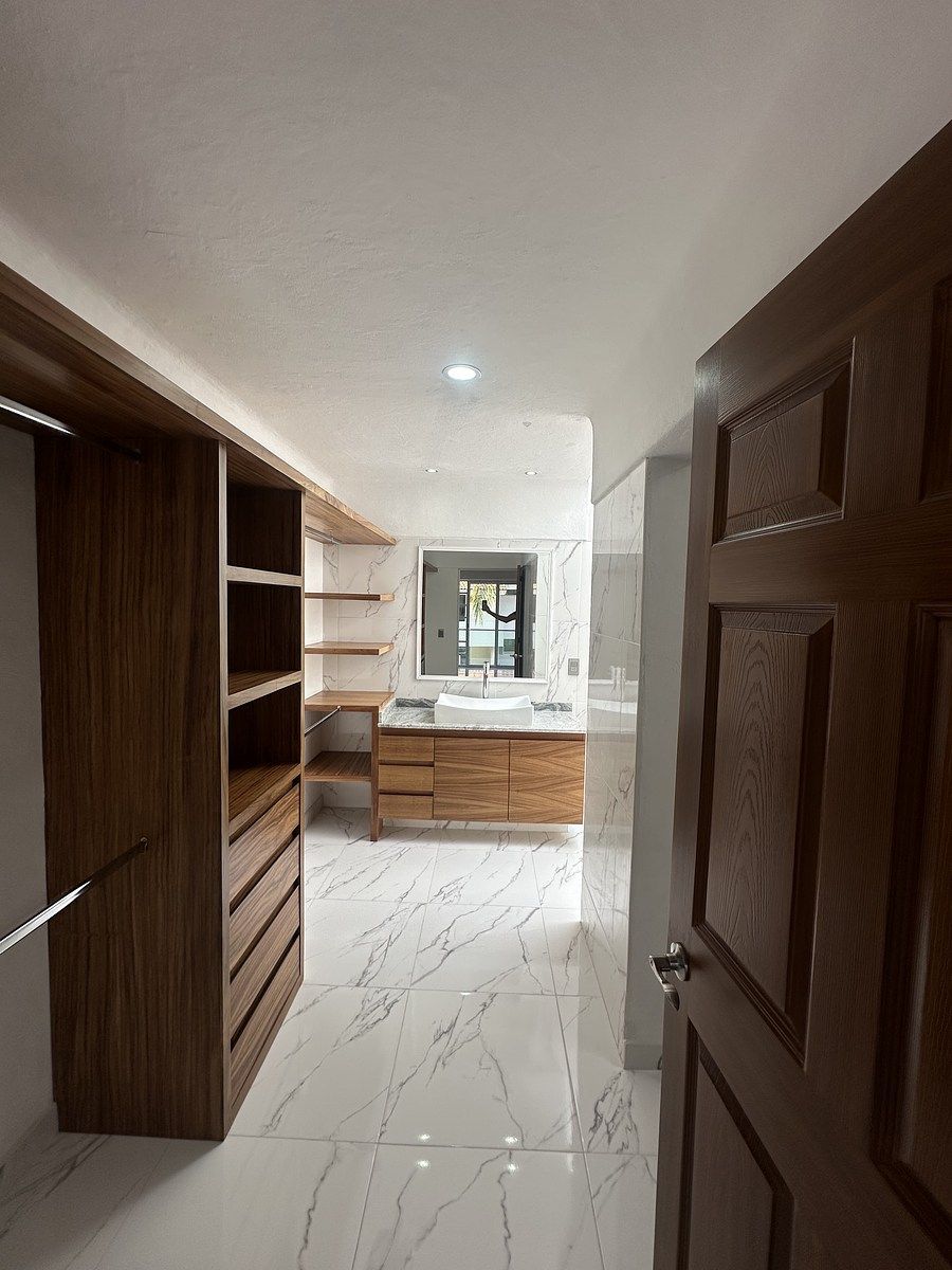 23 of 40: Vestidor y baño recámara principal