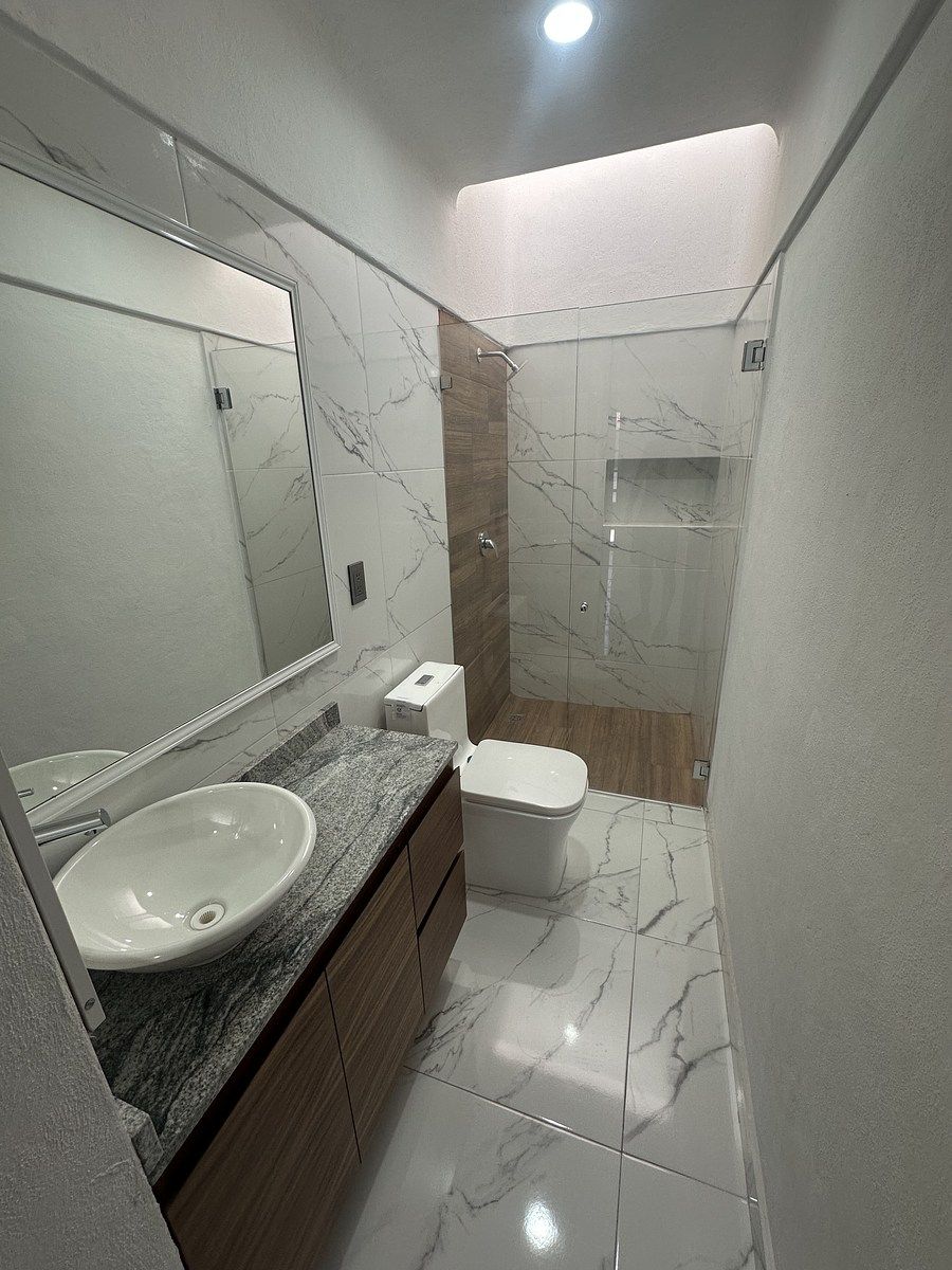 29 of 40: Baño recámara secundaria 1