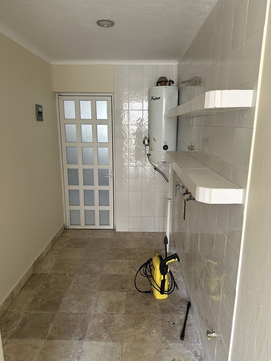 40 of 40: Cuarto de lavado