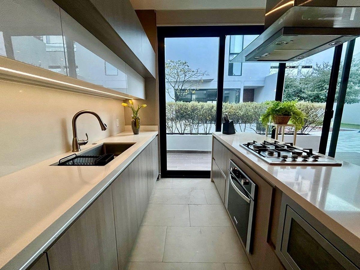 3 of 29: Cocina equipada, horno, microondas, campana, estufa y refri