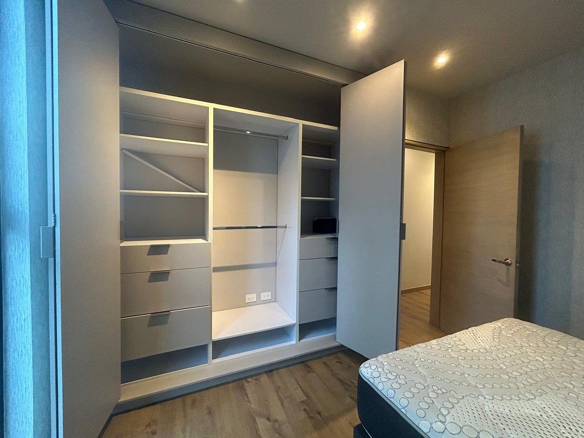 12 de 29: Recámara Secundaria  1 - Closet de Pared