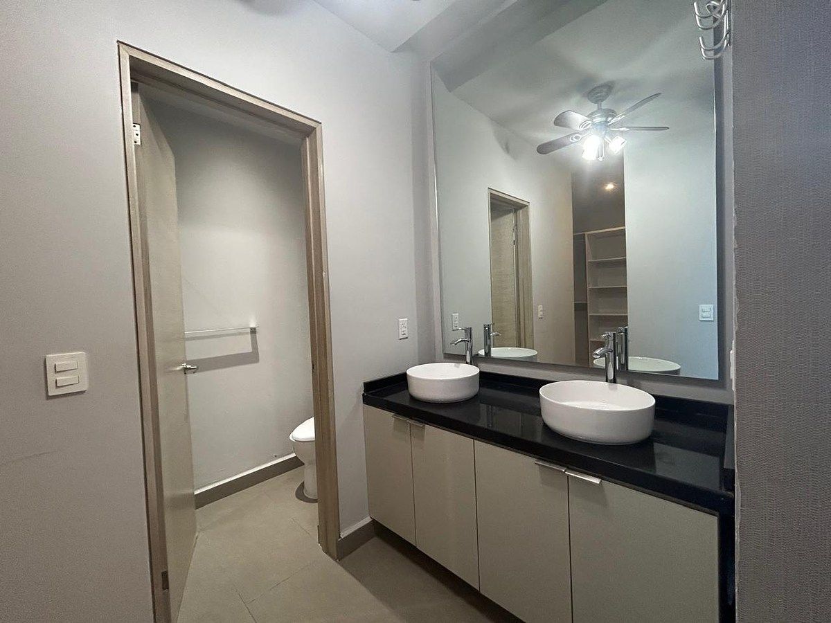 21 de 29: Recámara Principal - Baño Completo