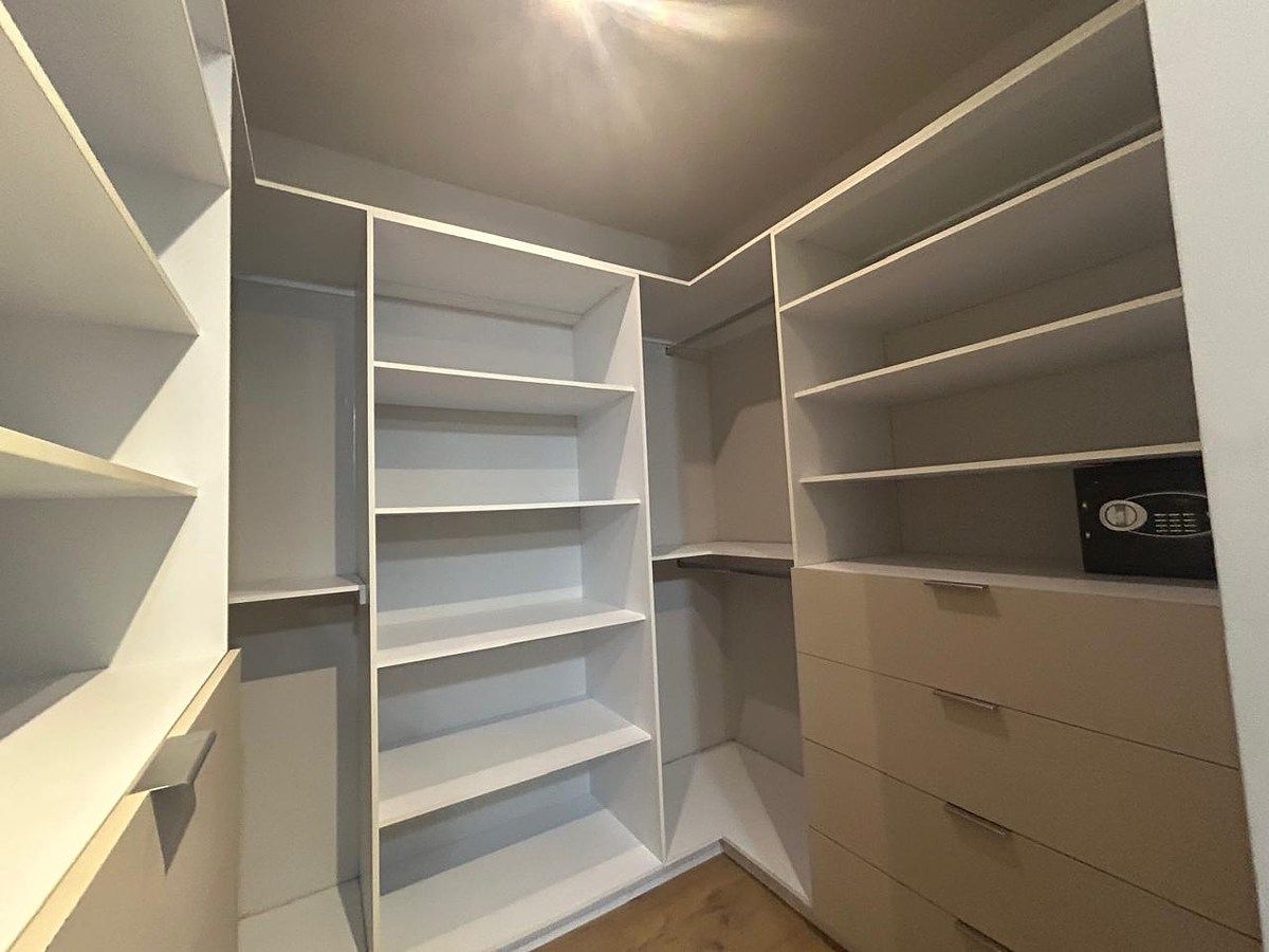 20 de 29: Recámara Principal - Walking Closet