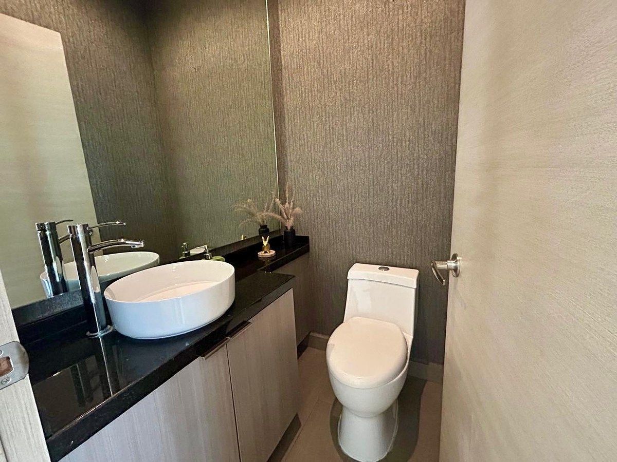 5 de 29: Medio Baño de Visitas