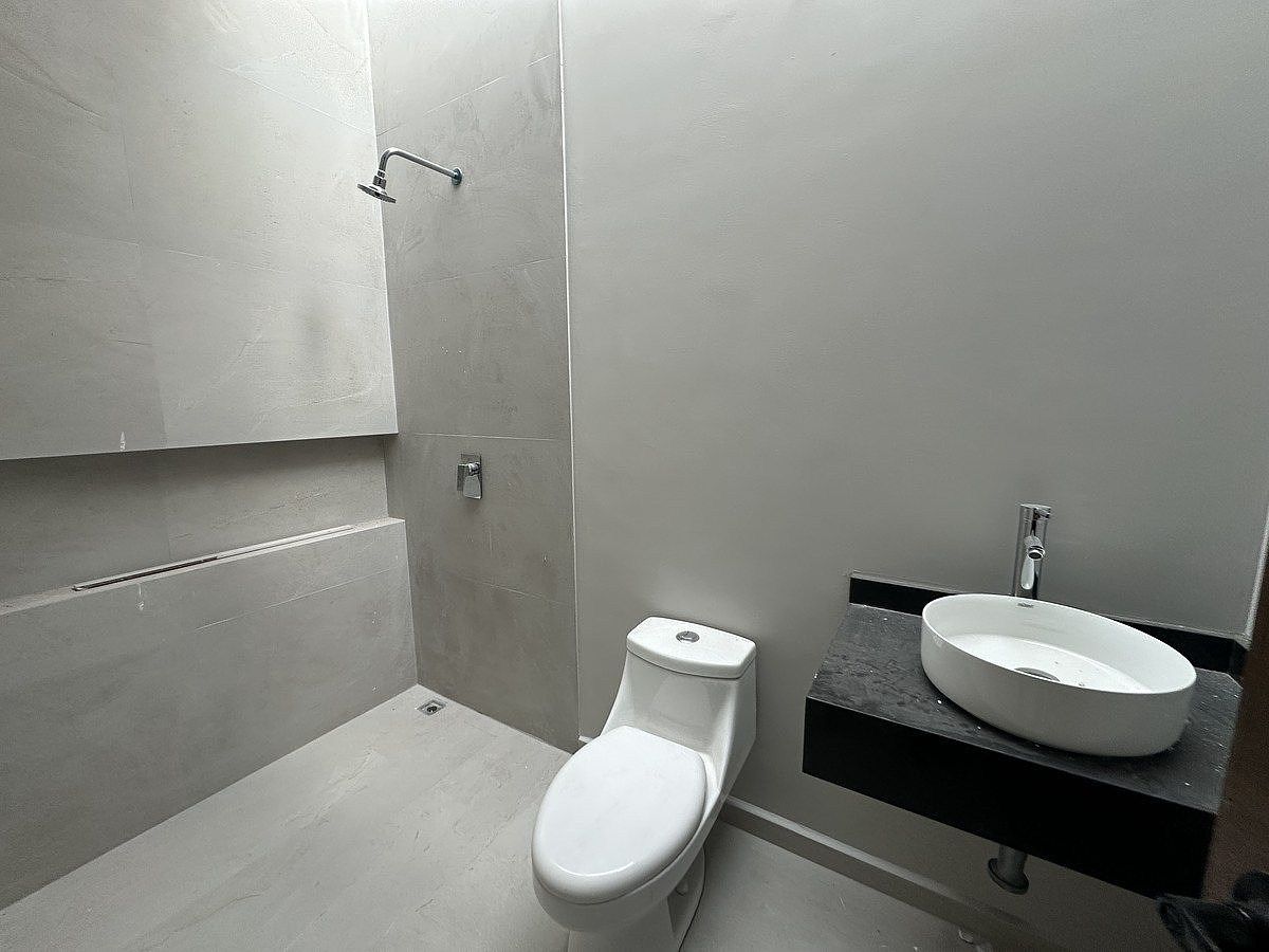 15 of 21: DETALLE BAÑO RECÁMARA SECUNDARIA 2