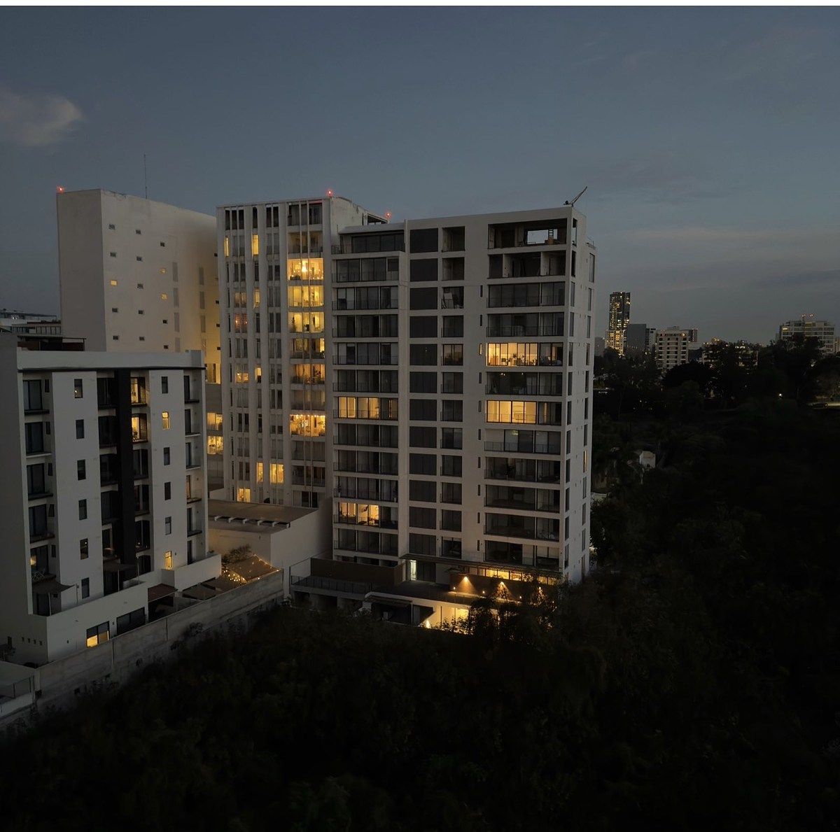 1 of 9: Vista de noche del edificio