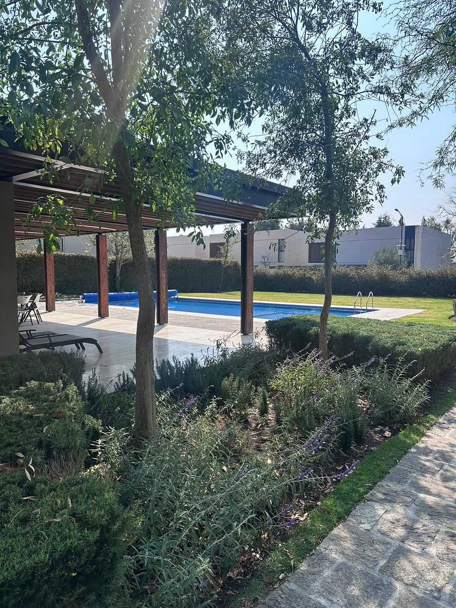 Venta de terreno en Lomas del Campanario Norte Privada Santa Ines. 16 - foto 1