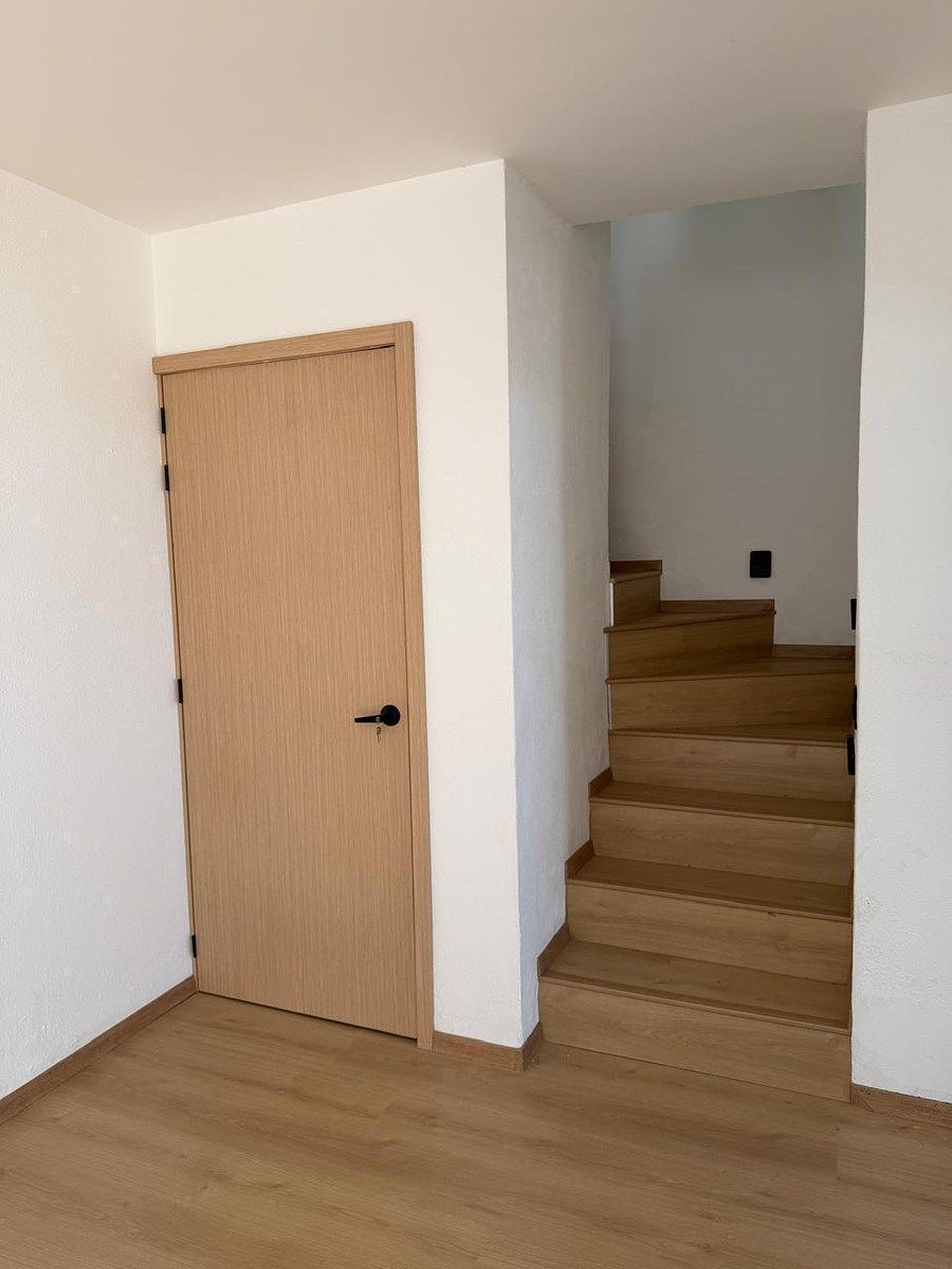 24 de 31: Escaleras para segundo nivel y puerta área de lavado