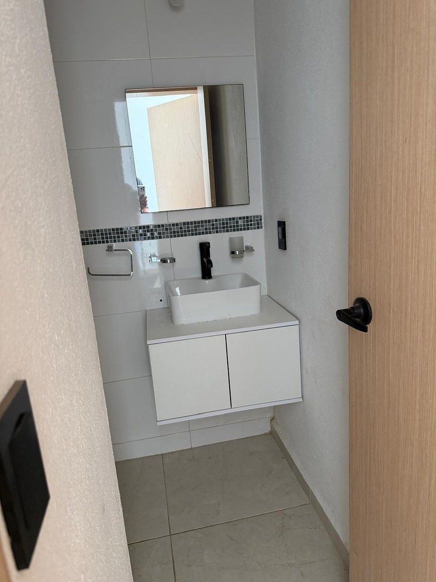 28 de 31: Baño completo recamara secundaria 1