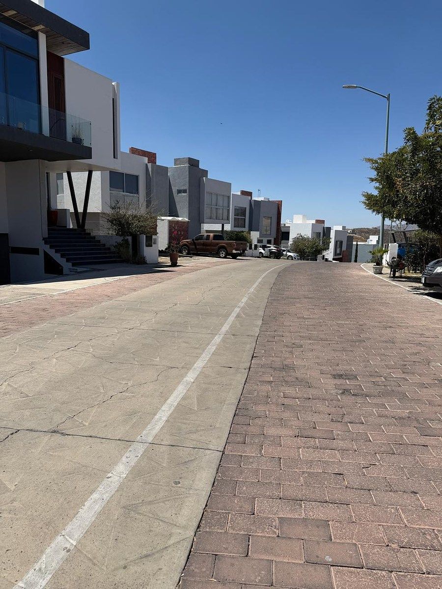 2 de 31: Vialidad dentro de coto