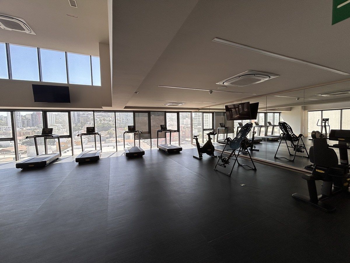 20 de 21: Gimnasio equipado y con vista al exterior