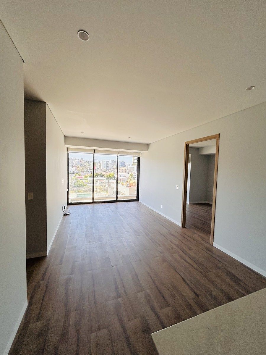 2 de 21: Area de sala y comedor  con vista a Jardin y alberca .