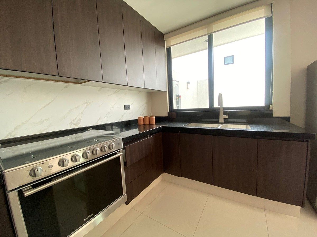 6 of 18: cocina equipada