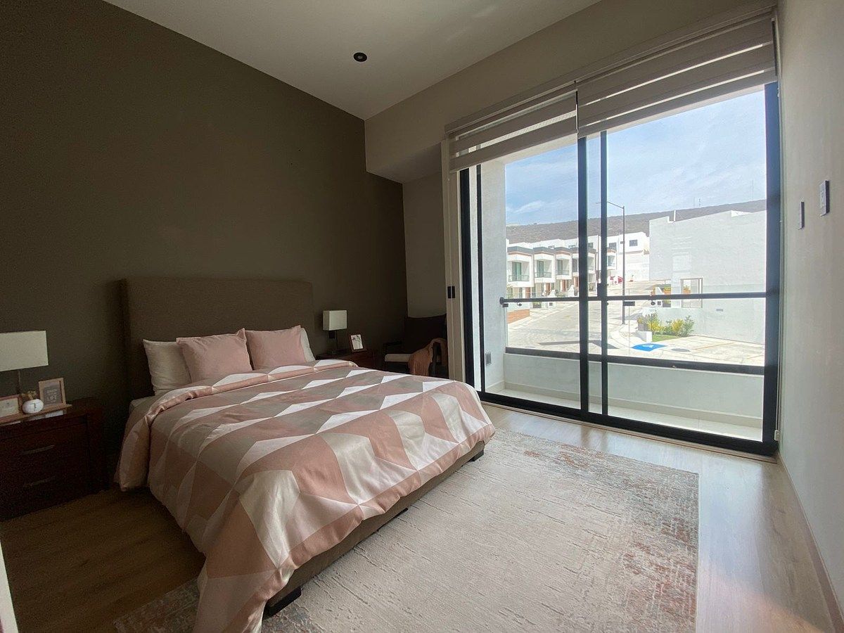 10 of 18: Habitación principal con balcón