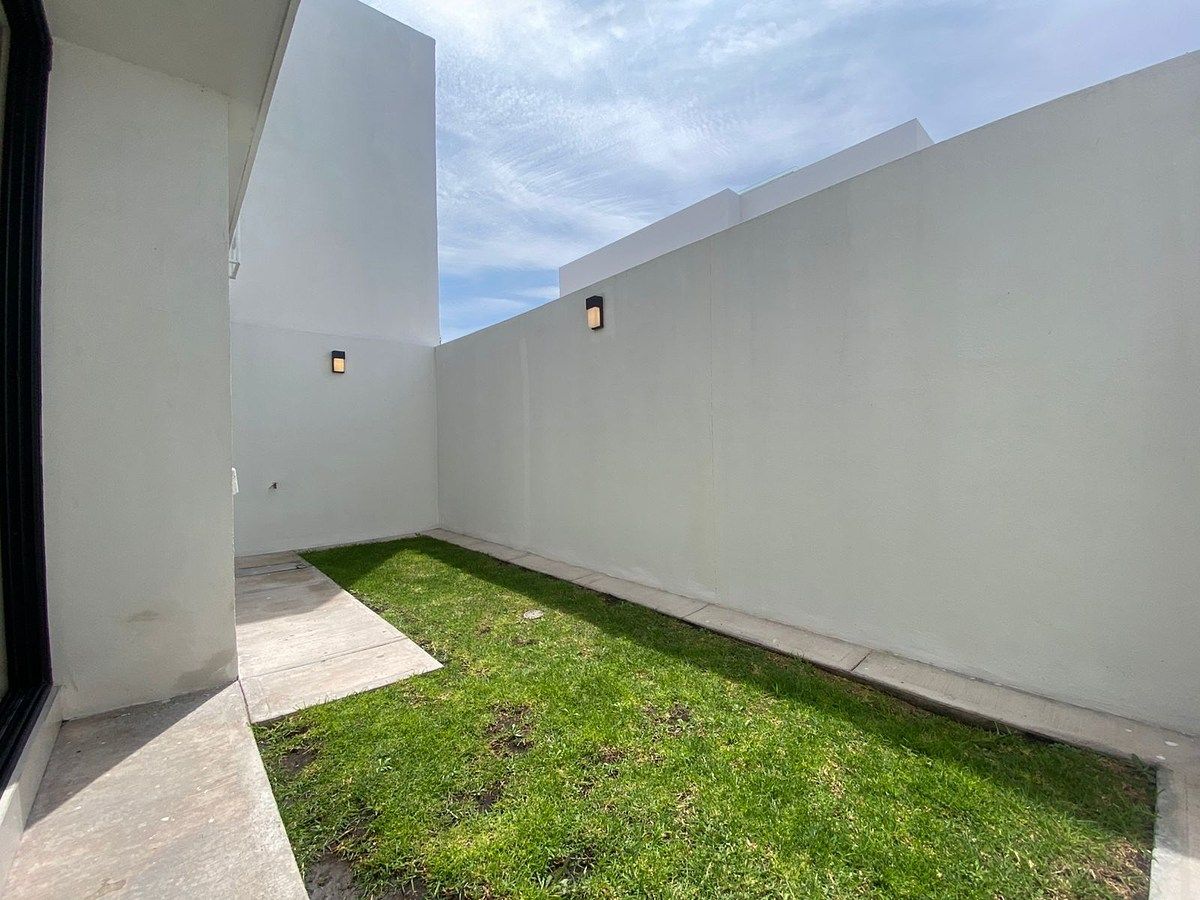 9 of 18: jardín posterior