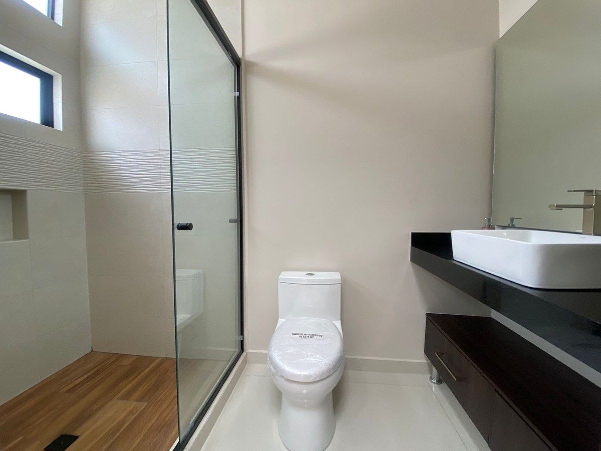 13 of 18: baño de habitación principal