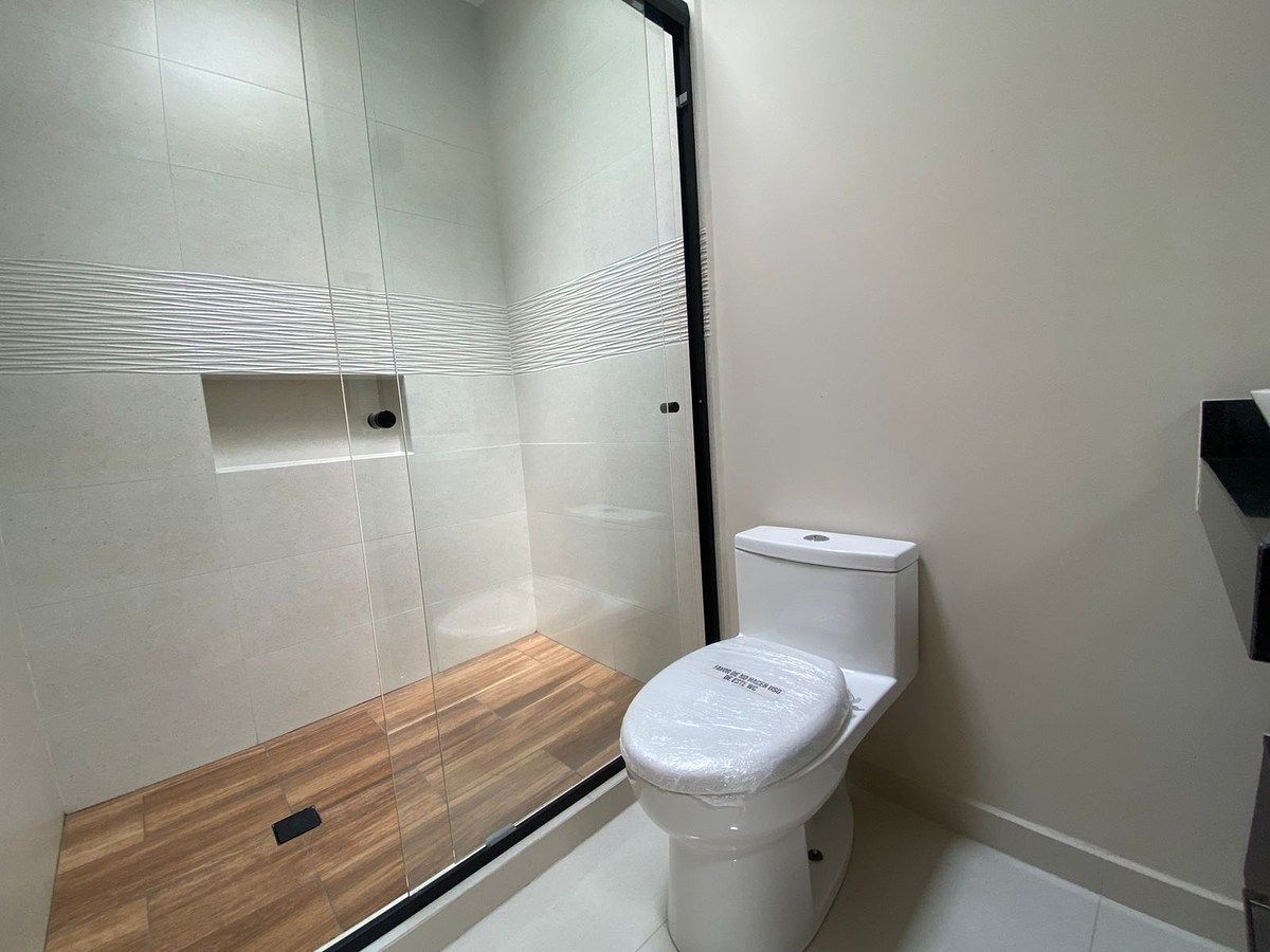 18 of 18: Baño completo que da servicio a las habitaciones secundarias